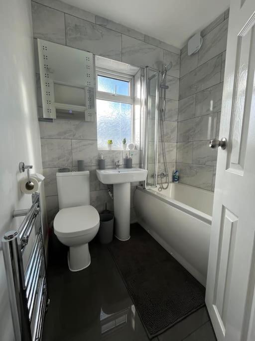 Modern 4-Bed House With Garden & Parking Villa Coventry Eksteriør bilde